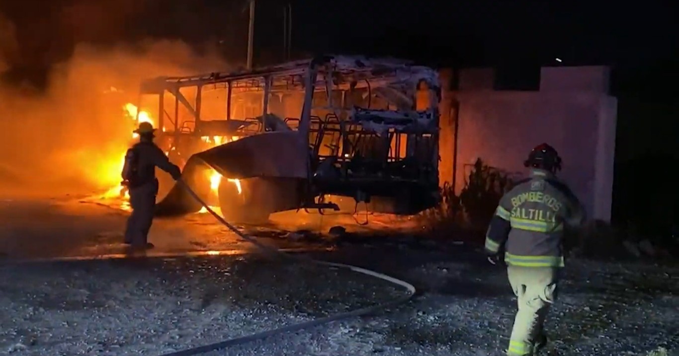  Incendio consume transporte de personal en Saltillo 