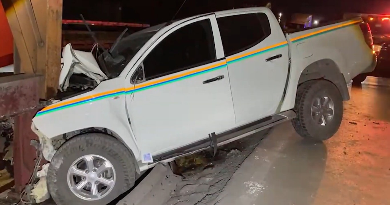 Conductor se impacta contra puente peatonal en Ramos Arizpe