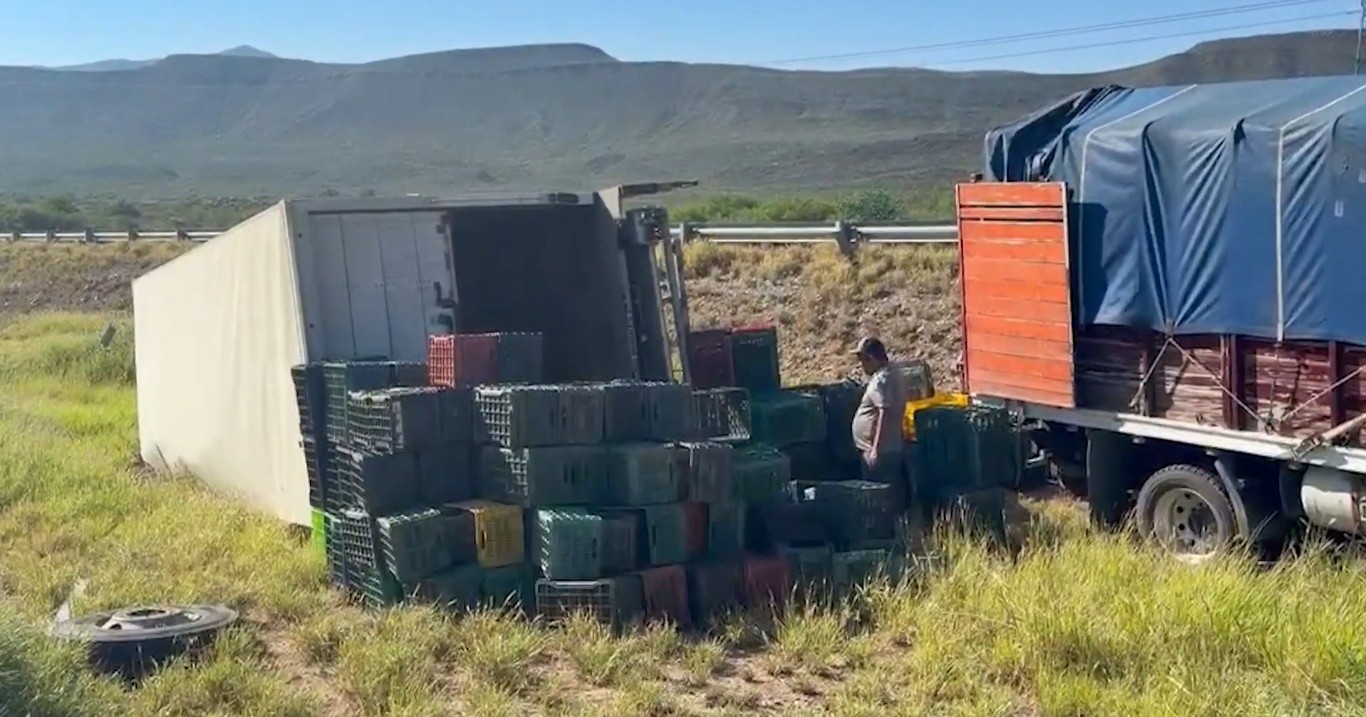 Trailero vuelca tras dormitada y deja cargamento de melones sobre la carretera