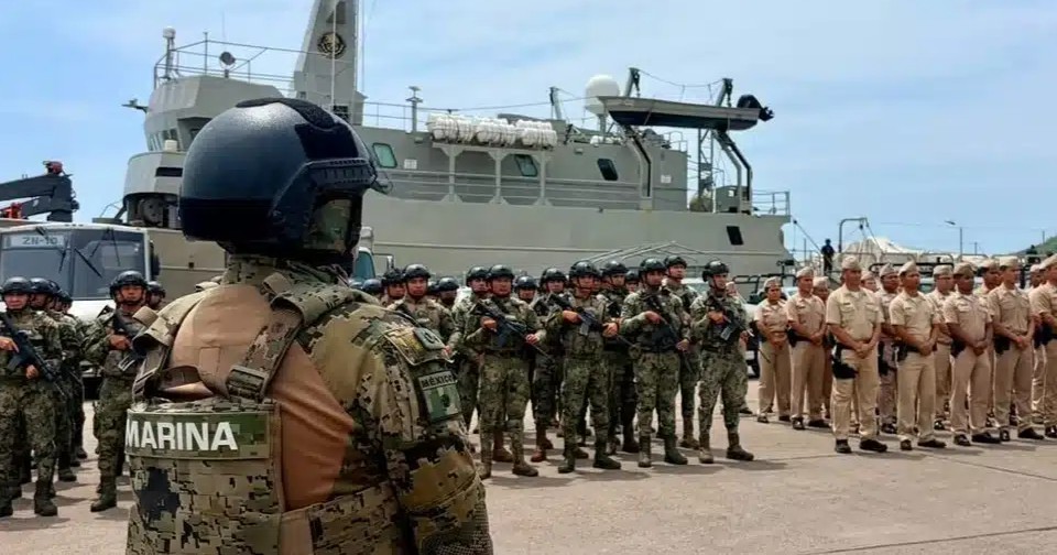 Marina detiene a tres presuntos delincuentes y asegura armas, droga y vehículos en Mazatlán