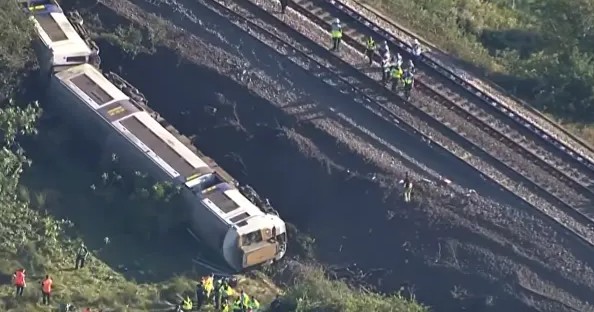 Descarrilamiento de tren en Inglaterra deja al menos 20 heridos