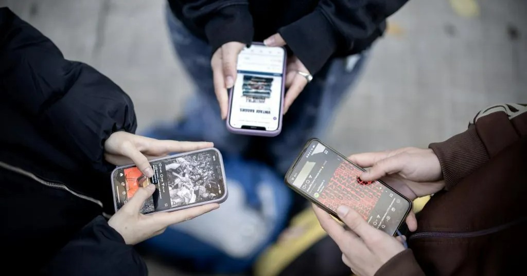 Consejo Constitucional de Francia rechaza restricciones de redes sociales para menores de 15 años
