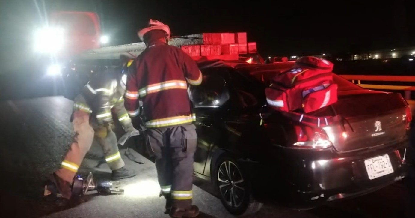 Conductor queda prensado tras chocar contra tráiler en la carretera a Monterrey