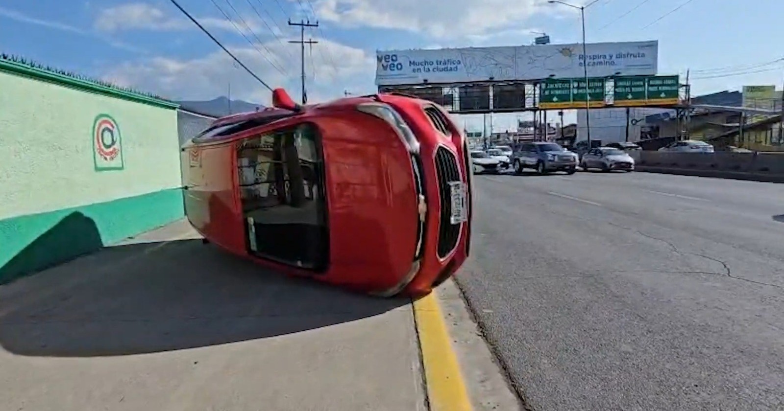 Choque y volcadura provocan caos vial en el Periférico Luis Echeverría