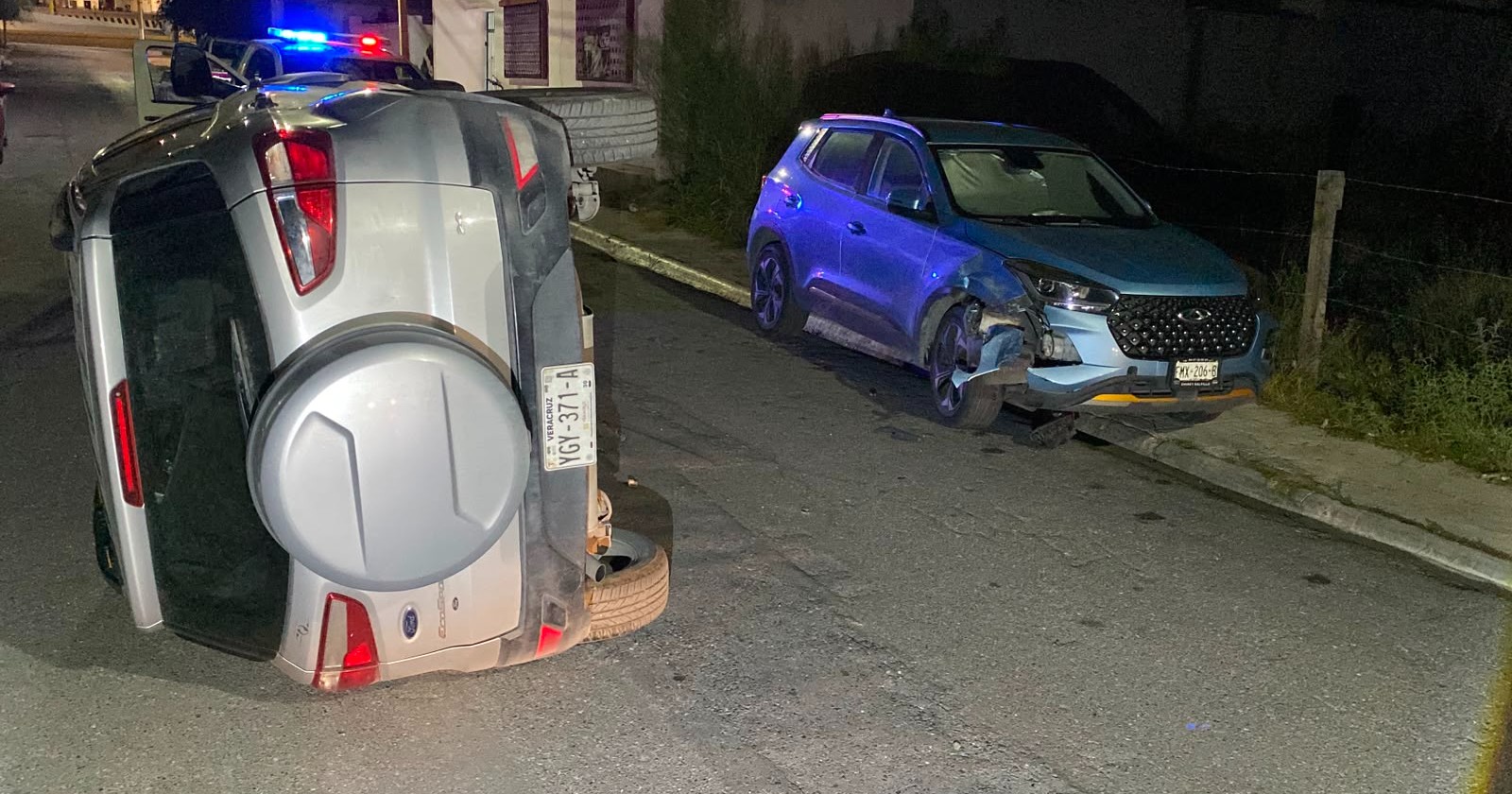 Discusión de pareja termina en volcadura; chocan contra vehículo estacionado