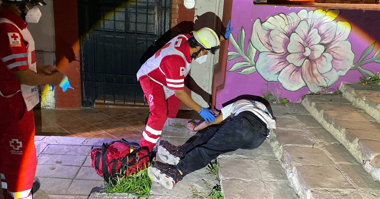 Hombre en estado de ebriedad cae por las escaleras del barrio Santa Anita