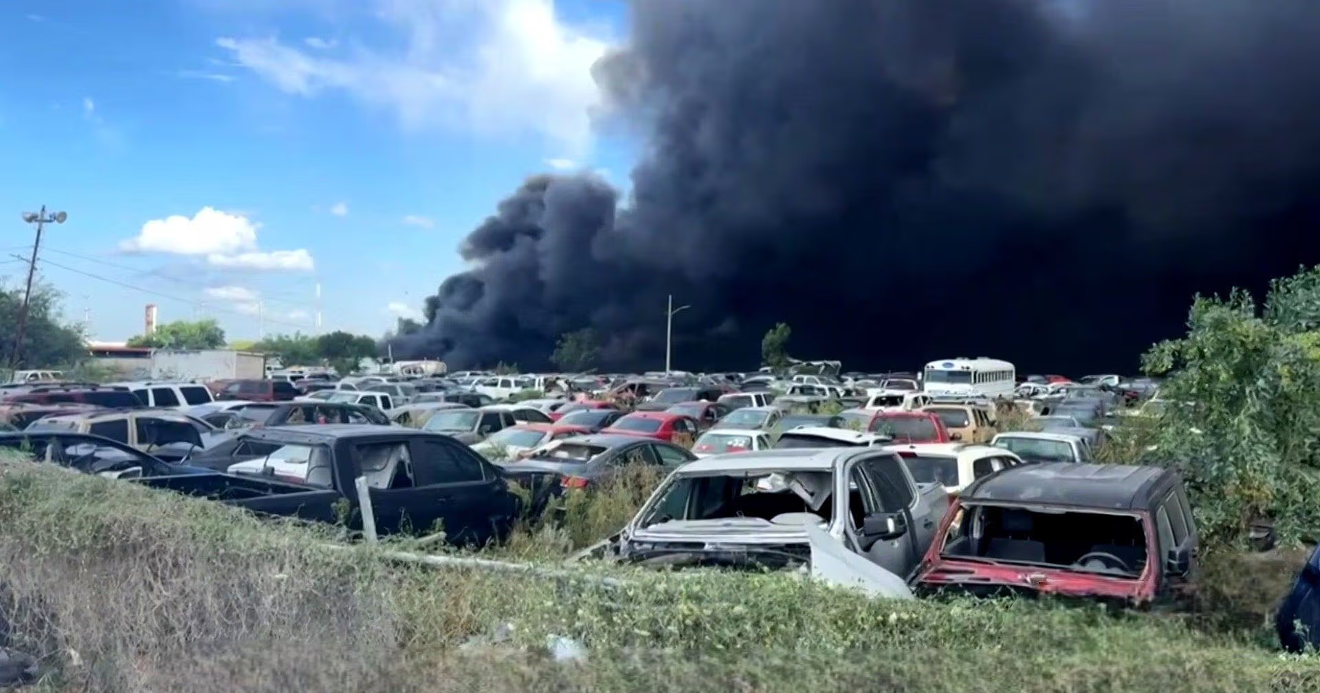 Incendio en corralón de Reynosa consume más de 200 automóviles