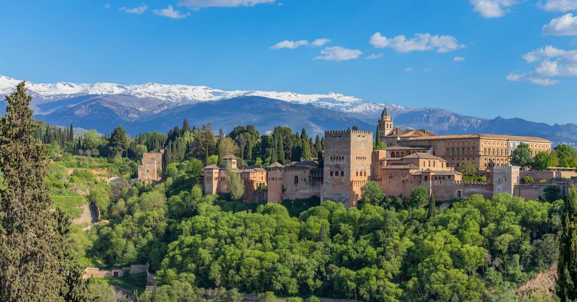  Castillo de la Alhambra cierra temporalmente tras actividad sísmica en España 