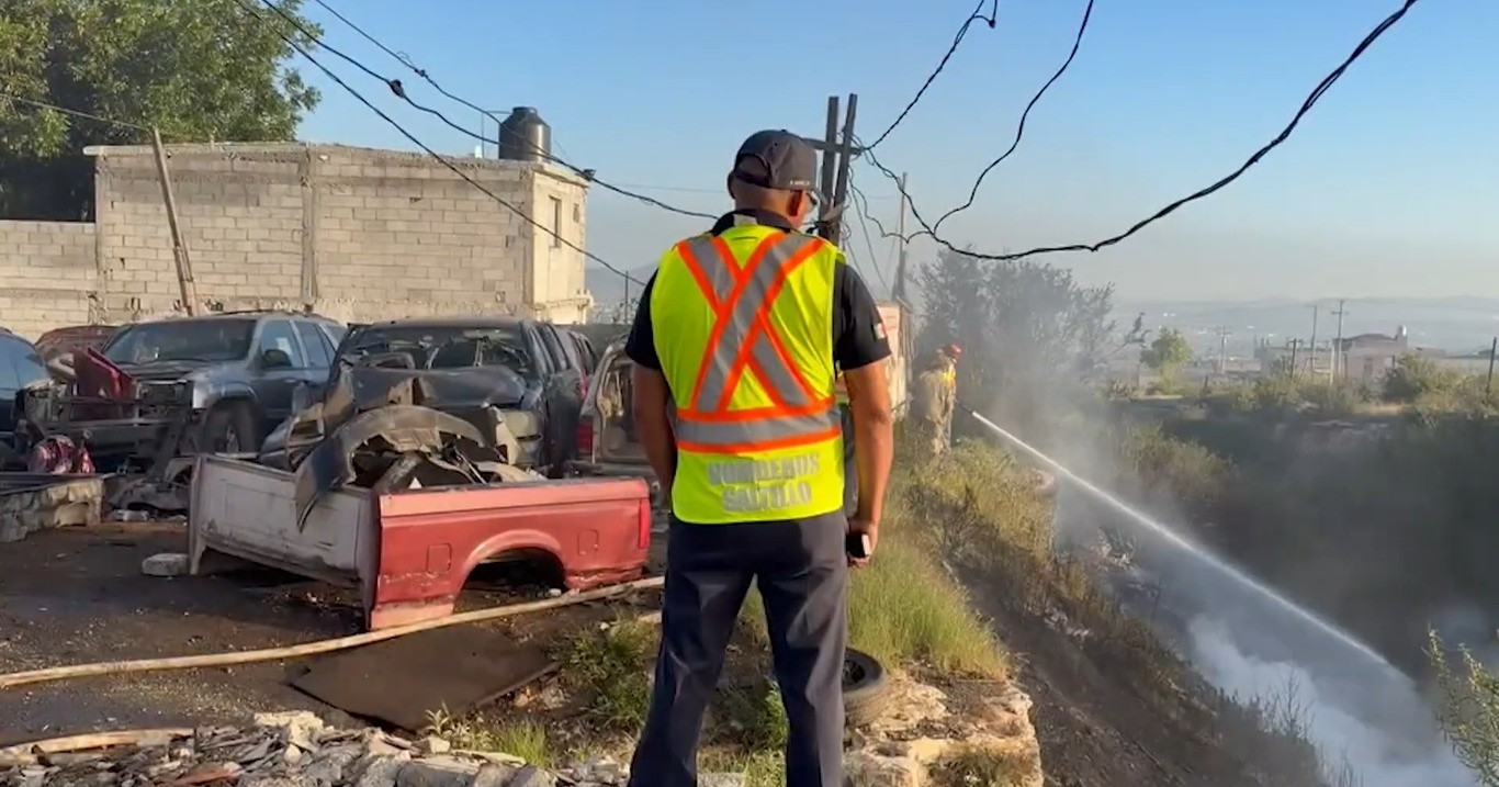 Usan arroyo como basurero de autopartes y provocan incendio en Lomas de Zapaliname