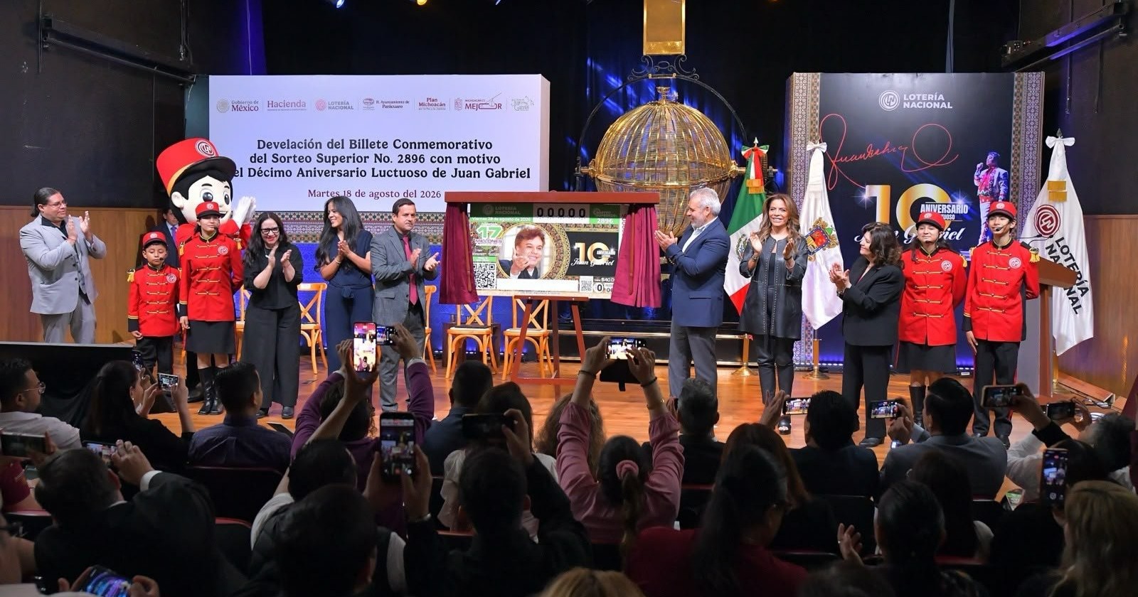 Lotería Nacional homenajea a Juan Gabriel con billete conmemorativo 