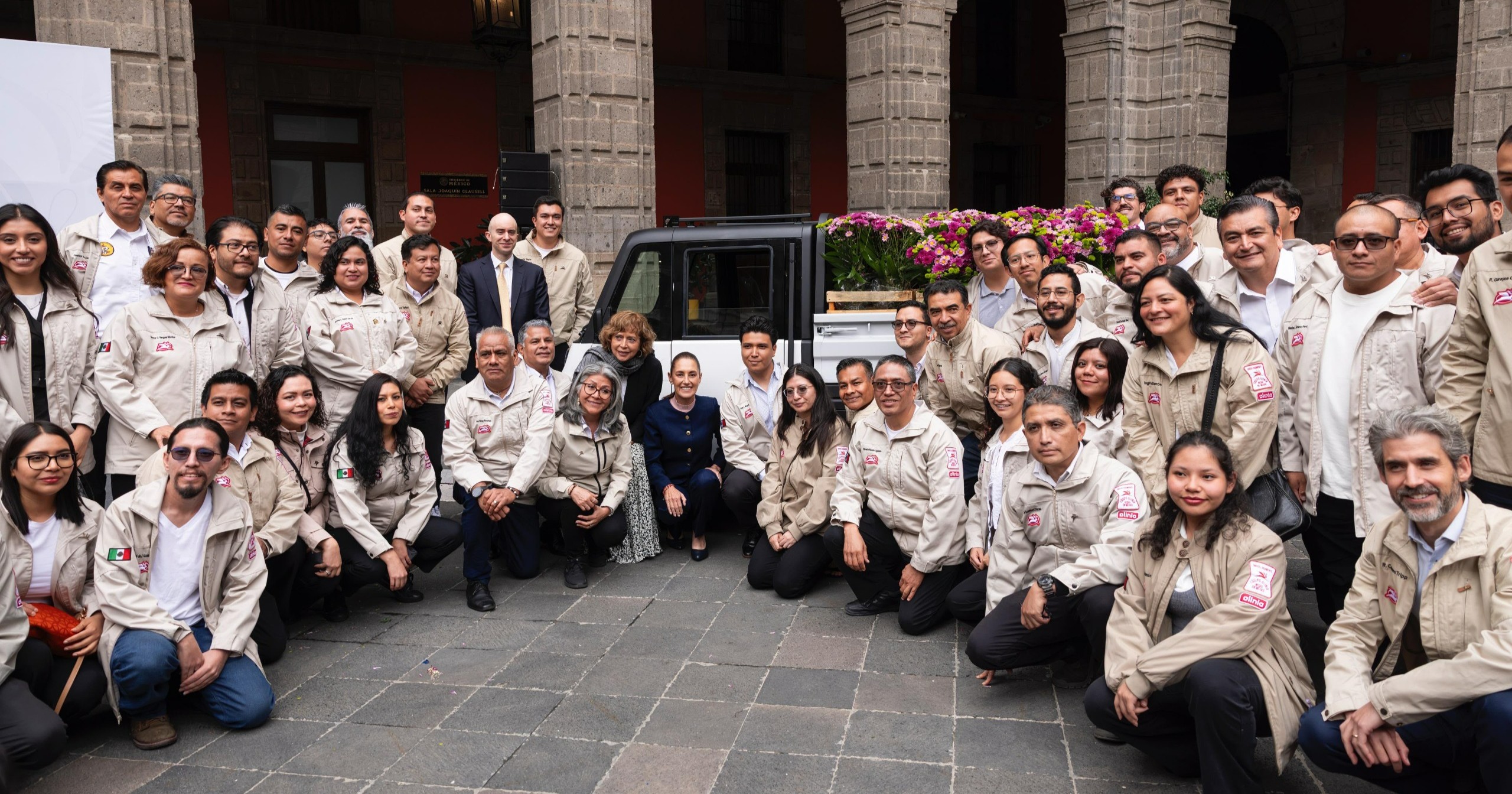 Gobierno de México presenta prototipo del vehículo de carga Olinia