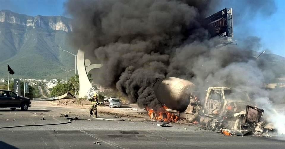 Choque e incendio de revolvedora deja un muerto y dos lesionados en Monterrey