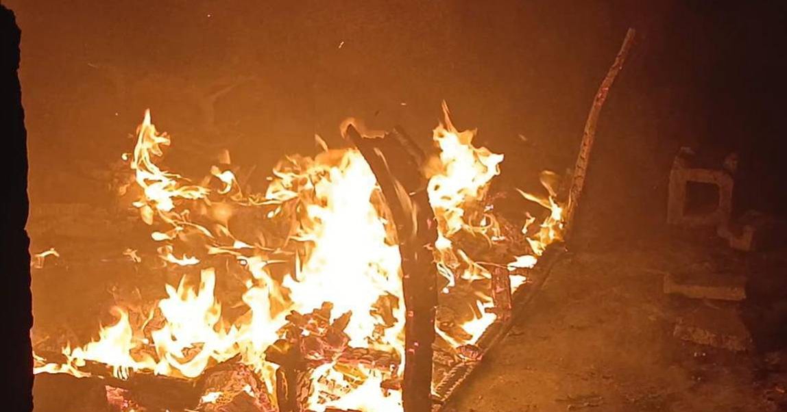 Incendio consume vivienda abandonada en Parras