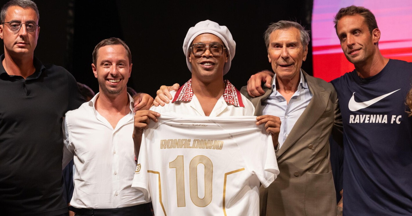 ¡Vuelve la magia!; Ronaldinho sorprende al mundo y es presentado con el Ravenna de Italia