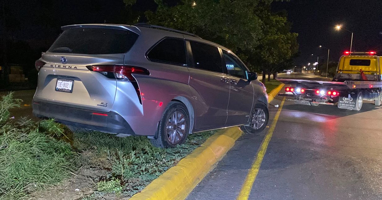 Ebrio conductor se sube a camellón y derriba árbol