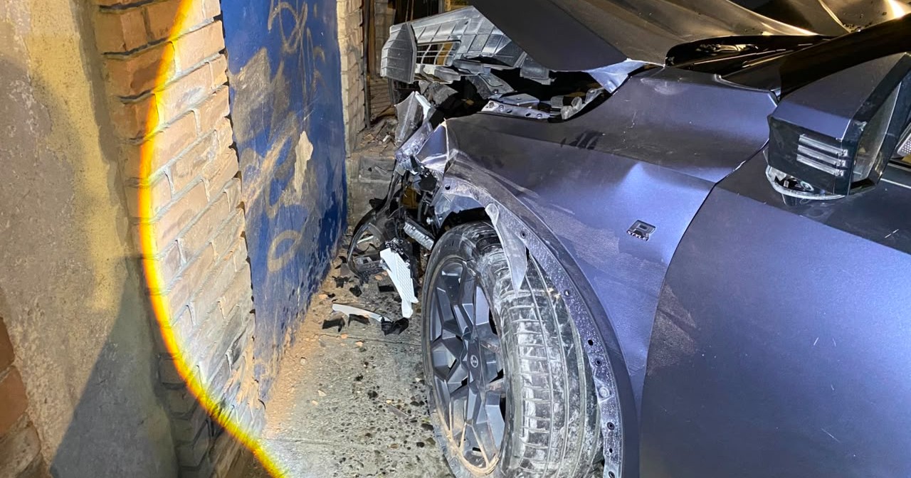 Destroza su camioneta tras derribar poste y luminaria
