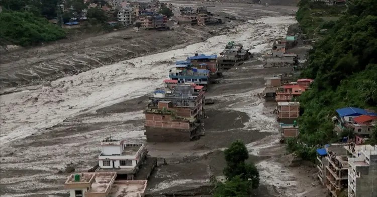 Tragedia en Nepal: Inundaciones dejan al menos 95 muertos y 403 desaparecidos