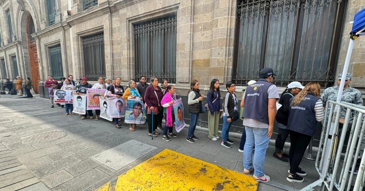 Padres de los normalistas desaparecidos de Ayotzinapa se reúnen con la presidenta Sheinbaum