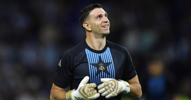 Dibu Martínez se acerca al Chelsea tras acuerdo reportado con Aston Villa