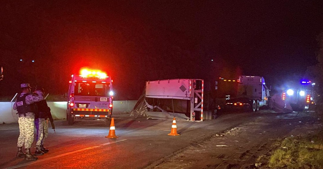 Tráiler vuelca y paraliza Los Chorros