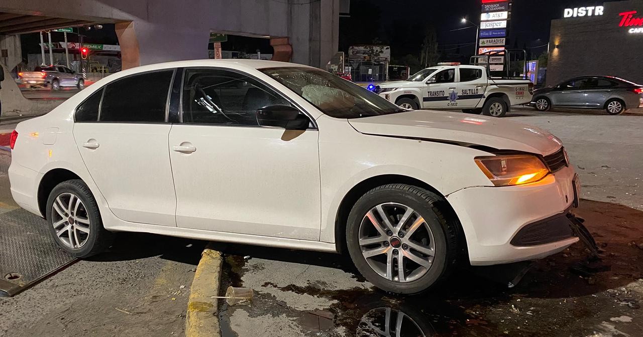 Ebrio conductor se estrella contra puente vehicular en el Periférico Luis Echeverría Álvarez.