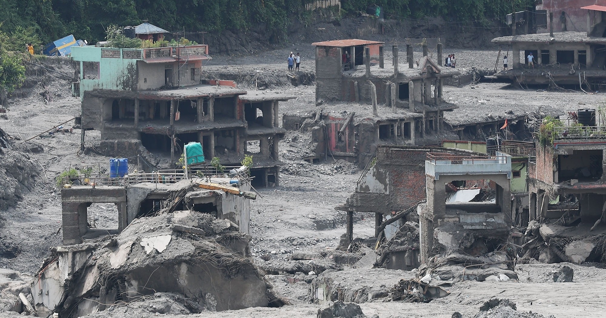 Búsqueda en Nepal se intensifica tras superar los 900 muertos y 4 mil desaparecidos