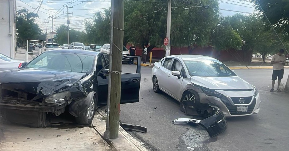 Conductor de DiDi provoca aparatoso choque y manda auto contra casa