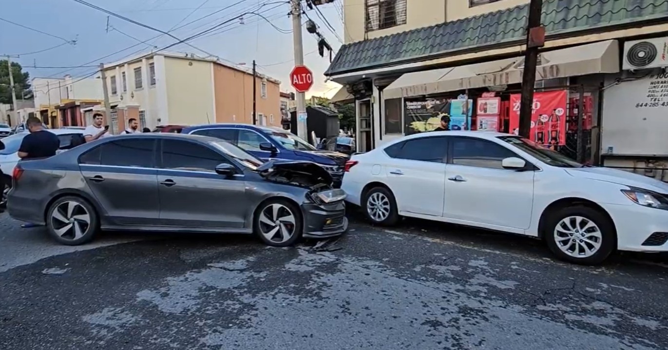 Se pasa el alto y provoca carambola en el centro de Saltillo