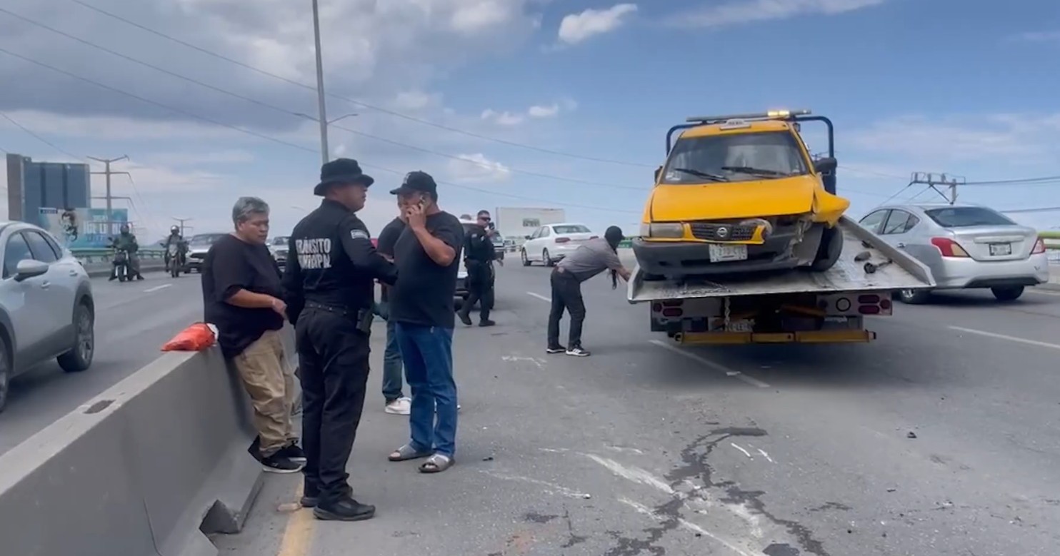 Choque provoca volcadura y caos en el Periférico Luis Echeverría Álvarez