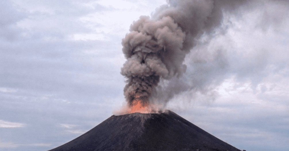 Erupción del volcán Krakatoa provoca el cierre de ocho aeropuertos en Indonesia