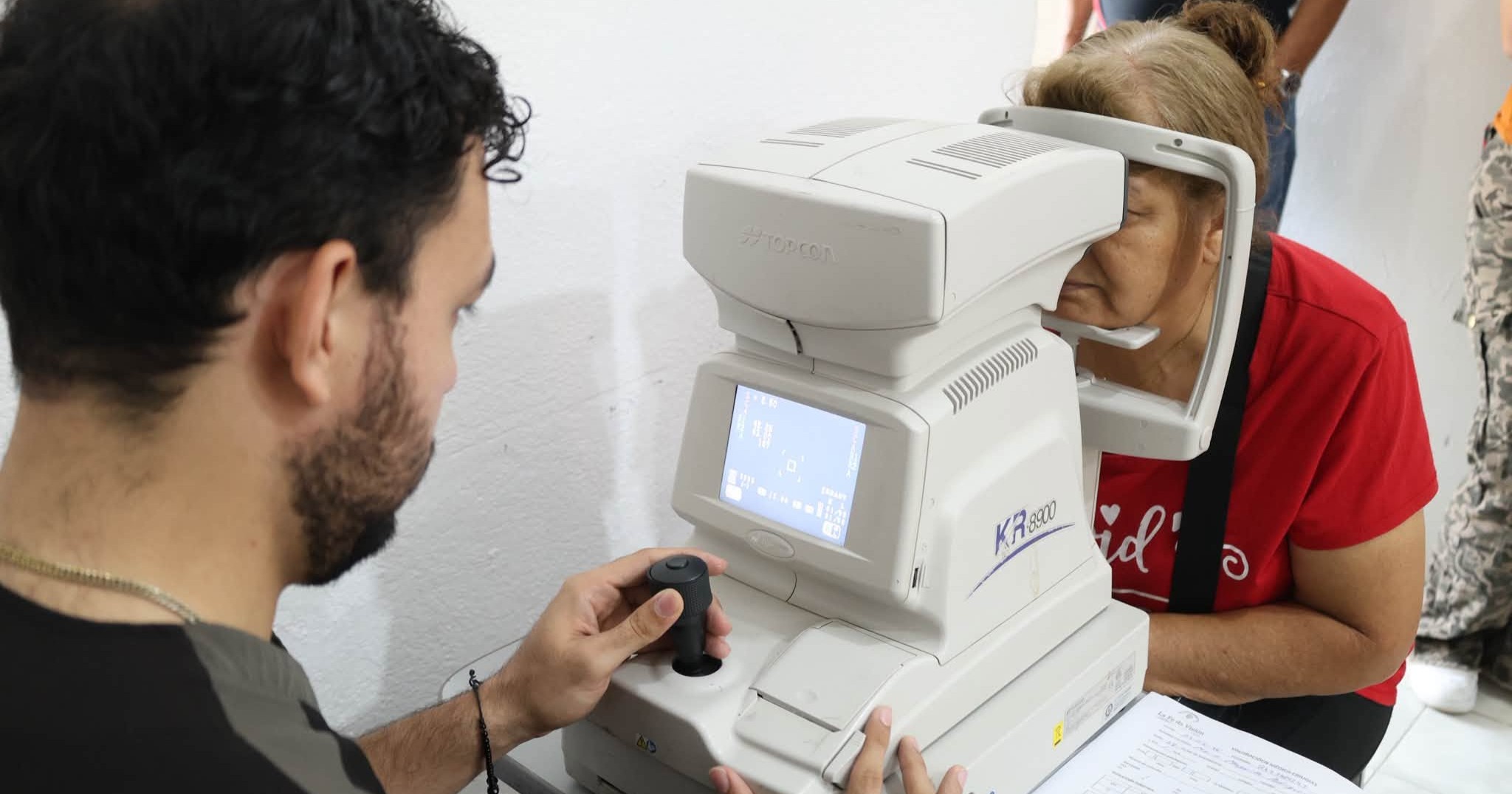 Benefician a más de 80 personas con cirugías oftalmológicas a bajo costo en Parras