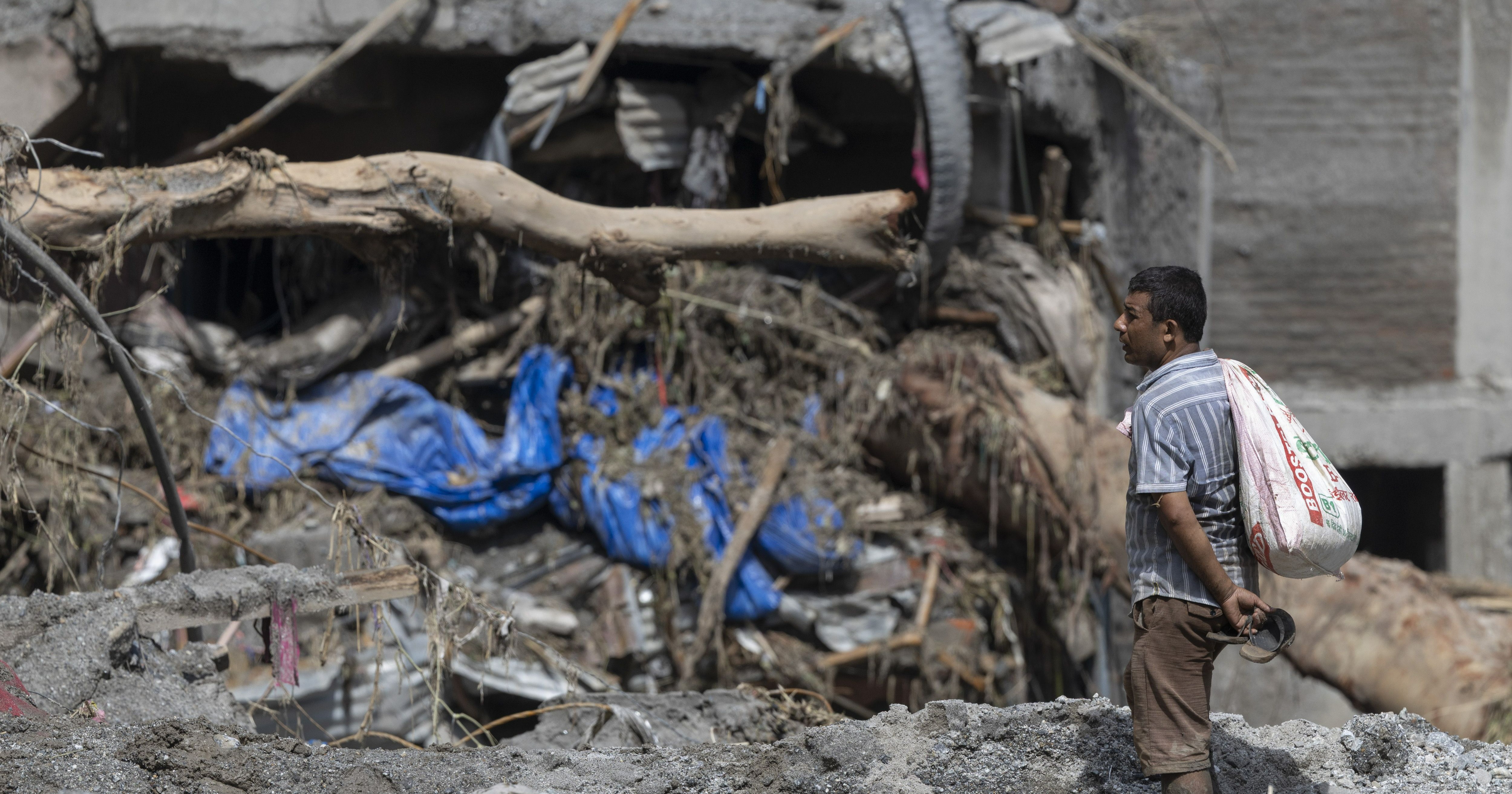 Aumentan a mil 399 los fallecidos y más de 5 mil 500 los desaparecidos por desastre en Nepal