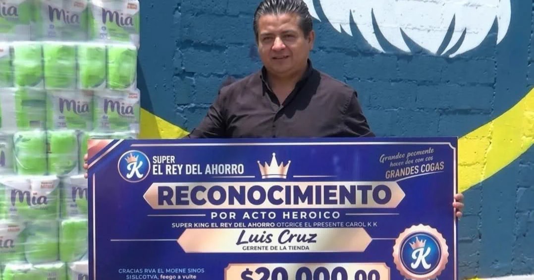 ¡Héroe nacional! Premian a hombre que rescató a niña de ser atropellada en Puebla
