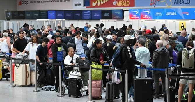 Suspenden más de 2 mil vuelos en Reino Unido tras fallas en control aéreo