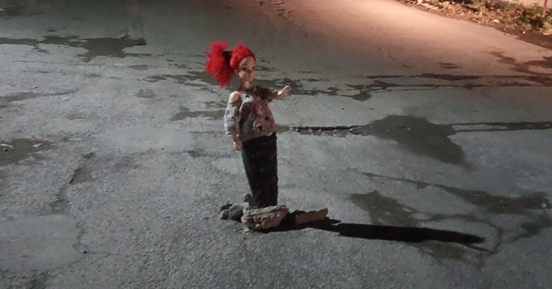Muñeca sobre la vialidad moviliza a autoridades en Parras de la Fuente