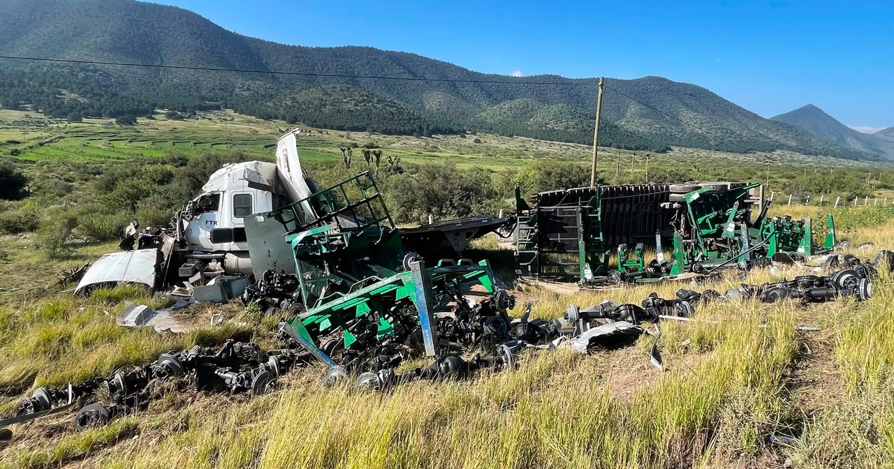 Queda prensado tras chocar contra tráiler en la Carretera 57