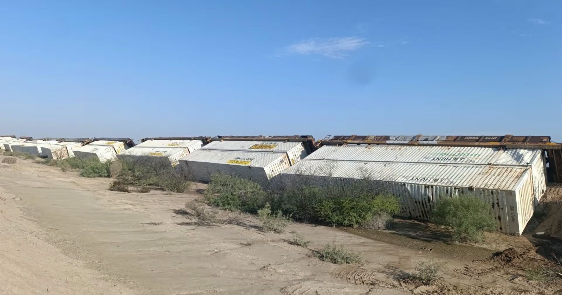 Vuelcan más de 80 vagones de tren por fuertes vientos en General Cepeda