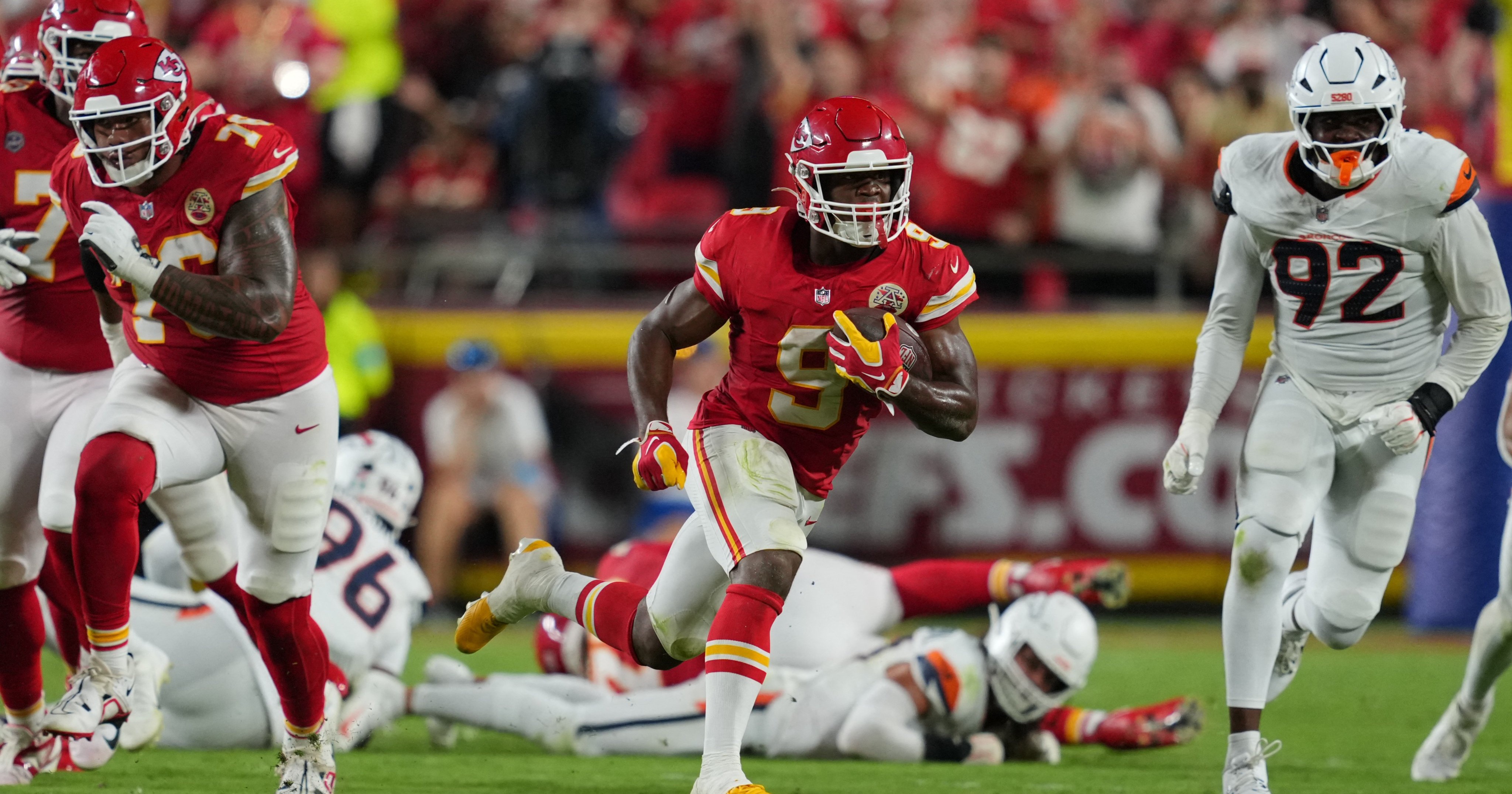 Mahomes y Walker III lideran la contundente victoria de Chiefs sobre Broncos en el MNF
