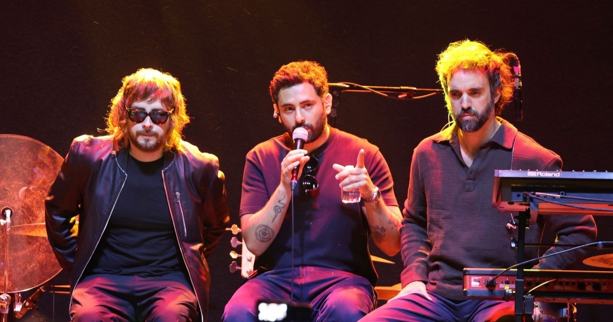 Camilo Séptimo pospone conciertos y anuncia una pausa tras la muerte de su tecladista