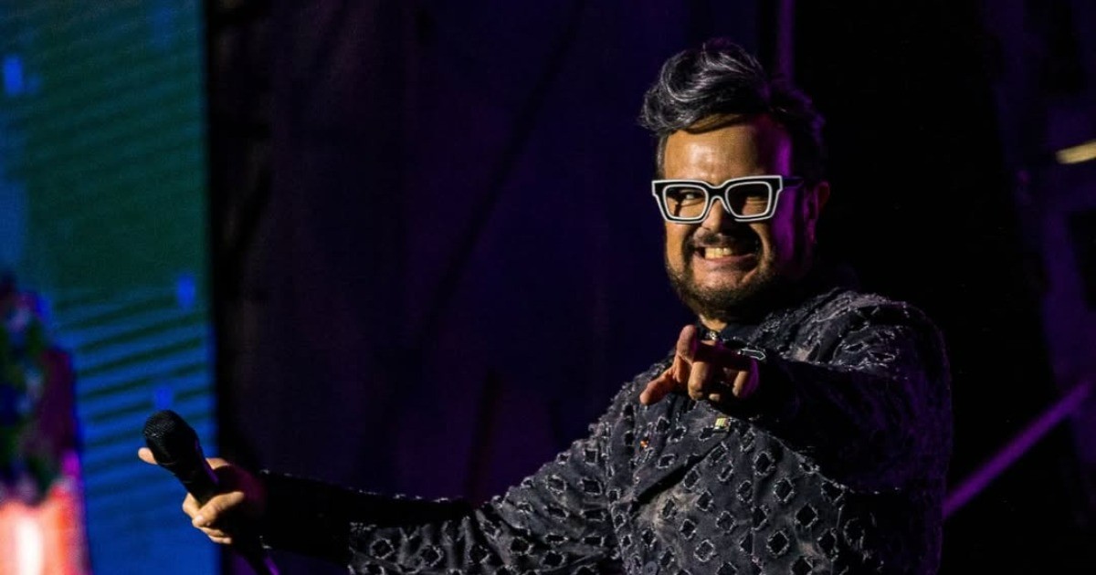 Aleks Syntek regaña a su público durante concierto del Grito de Independencia