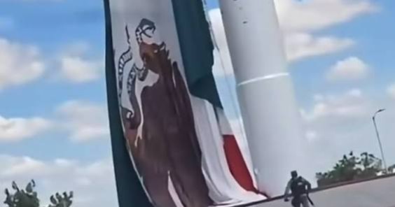 Se desploma Bandera Monumental en la Gran Plaza de Piedras Negras