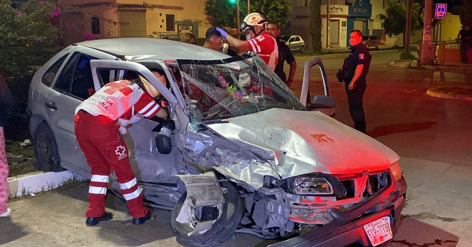 Se pasa el rojo y prensa a joven en aparatoso choque