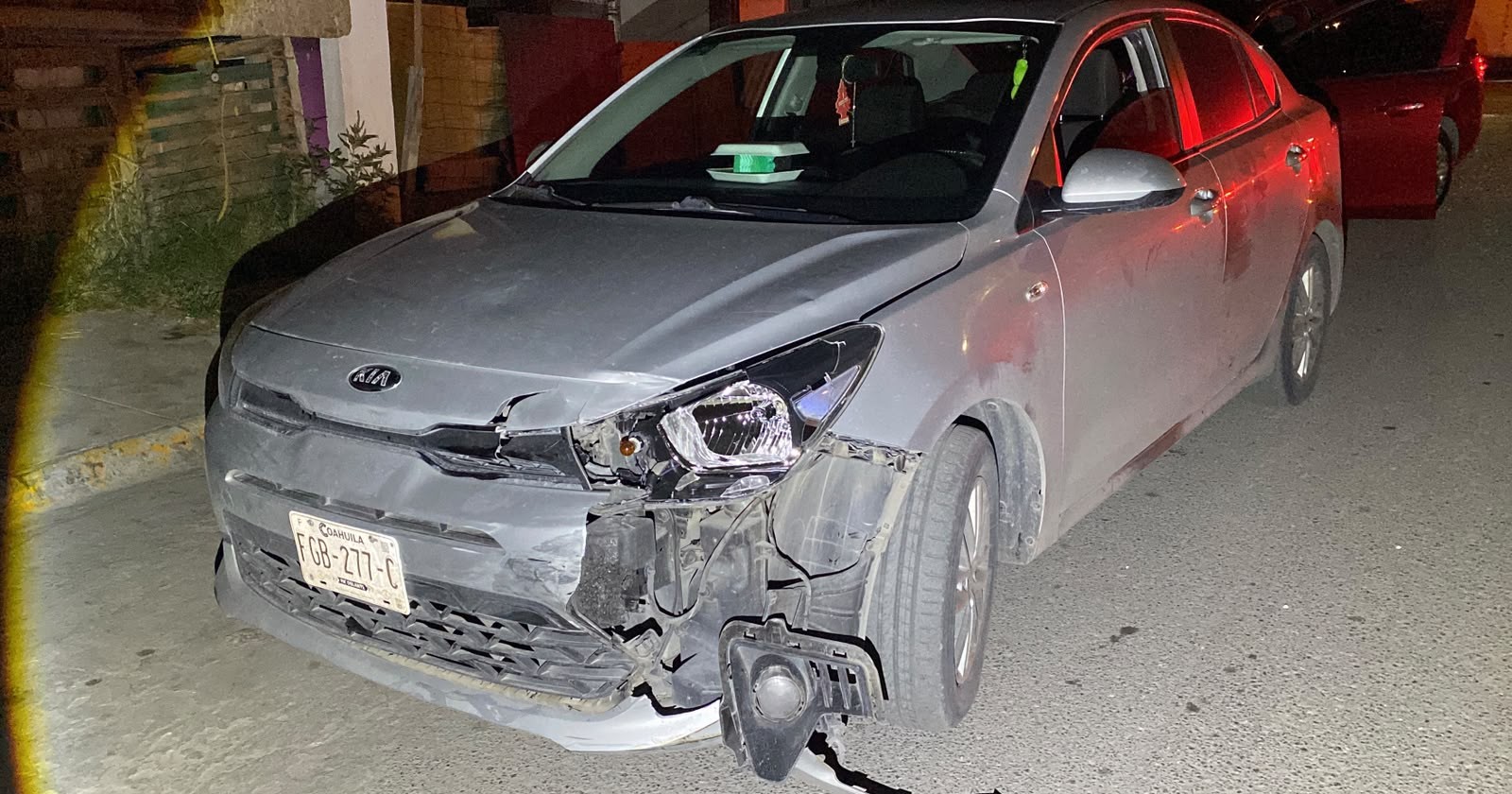 Motociclista le quita el paso a vehículo y termina lesionado