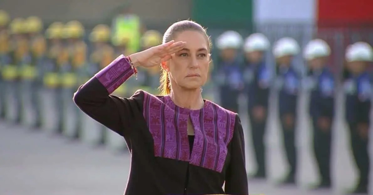 Encabeza presidenta Sheinbaum izamiento en memoria de las víctimas de los sismos