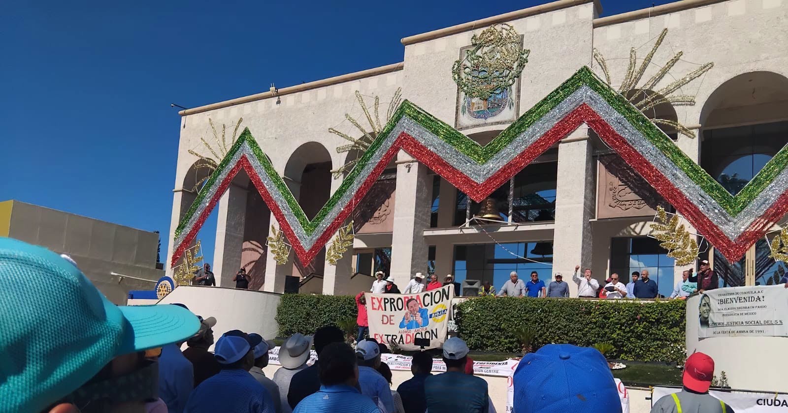 Obreros y manifestantes se manifiestan en Monclova para exigir resolución por venta de AHMSA