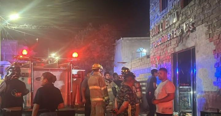 Rescatan a dos menores durante incendio en vivienda de Parras