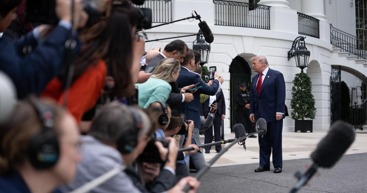 Cadenas de televisión presentarán demanda tras veto a la Casa Blanca