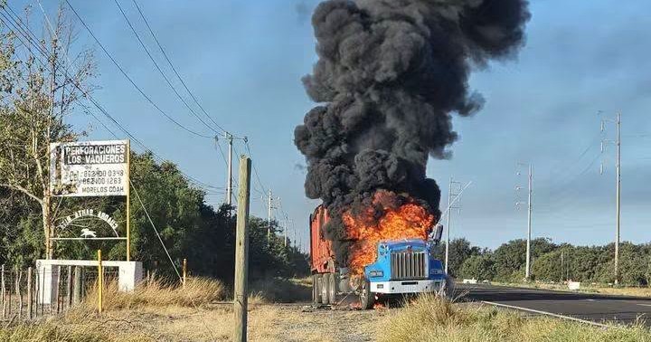Tráiler termina calcinado tras incendiarse en la Carretera Federal 57