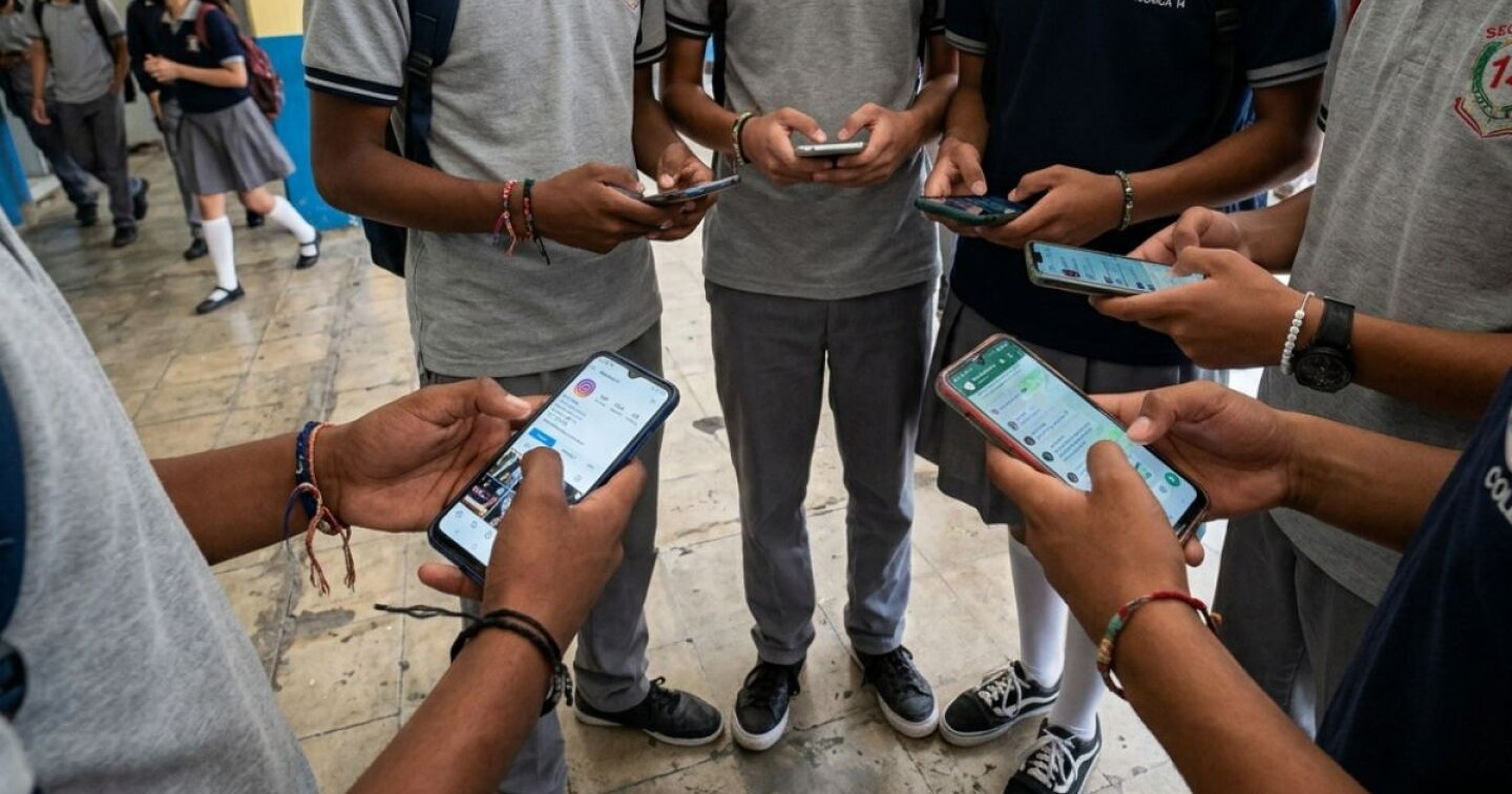 Es oficial: Publican decreto para restringir celulares en escuelas de todo México