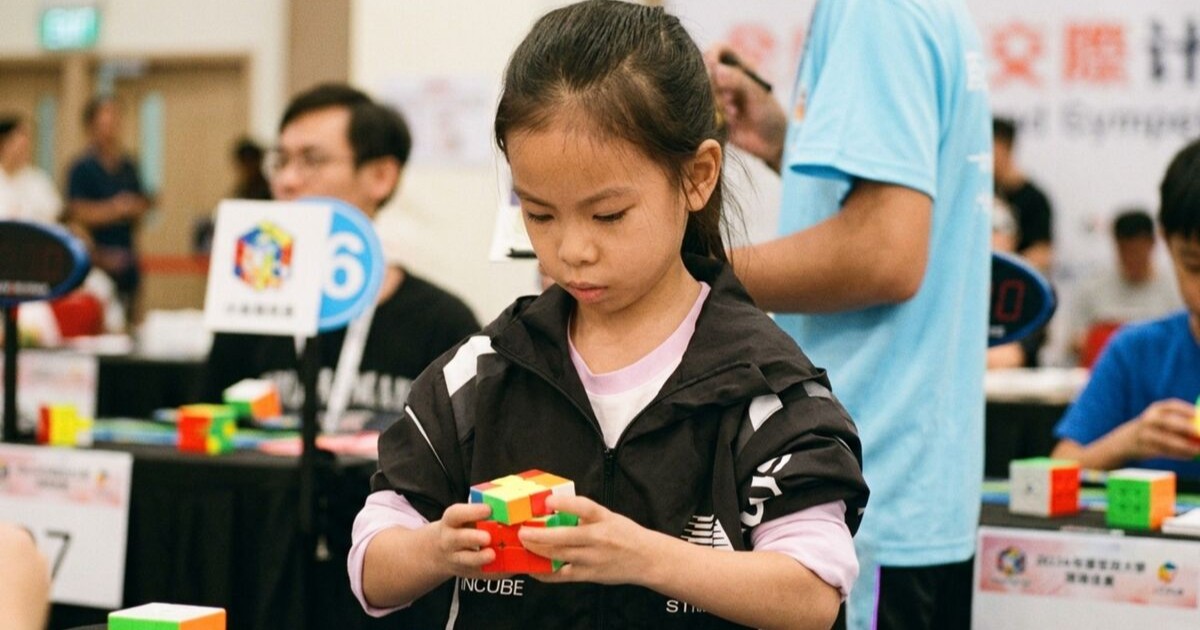 Niña de seis años rompe récord en China al resolver cubo de rubik en cuatro segundos